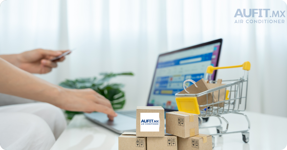 Compra con total tranquilidad Persona usando laptop con pedidos y cajas junto a un carrito de compras en una mesa. Compra segura aufit.mx